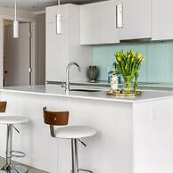 DT Upscale Corner Unit Tower Views Free Parking