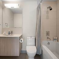 DT Upscale Corner Unit Tower Views Free Parking