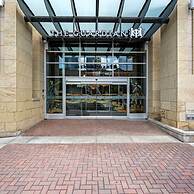 DT Upscale Corner Unit Tower Views Free Parking