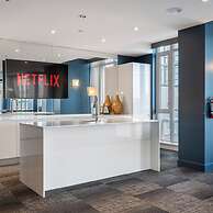 DT Upscale Corner Unit Tower Views Free Parking