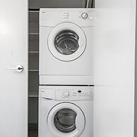 DT Upscale Corner Unit Tower Views Free Parking