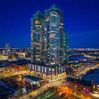 DT Upscale Corner Unit Tower Views Free Parking