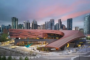 DT Upscale Corner Unit Tower Views Free Parking