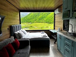 Runaway House - Qalaciq