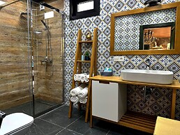 Runaway House - Qalaciq