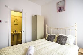 Seaside - House - Sleeps 10 - Parking - Garden