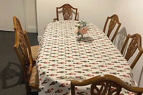 Seaside - House - Sleeps 10 - Parking - Garden