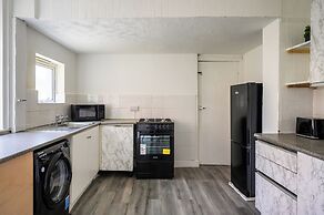 Seaside - House - Sleeps 10 - Parking - Garden