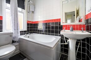 Seaside - House - Sleeps 10 - Parking - Garden