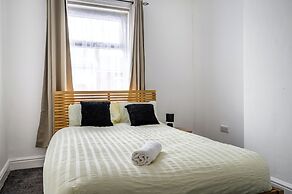 Seaside - House - Sleeps 10 - Parking - Garden