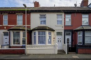 Seaside - House - Sleeps 10 - Parking - Garden