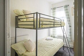 Seaside - House - Sleeps 10 - Parking - Garden