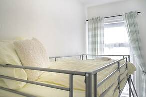 Seaside - House - Sleeps 10 - Parking - Garden