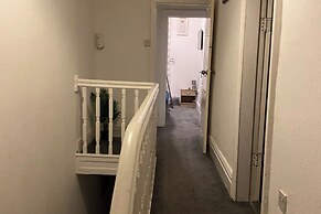 Seaside - House - Sleeps 10 - Parking - Garden