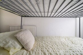 Seaside - House - Sleeps 10 - Parking - Garden