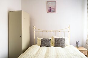 Seaside - House - Sleeps 10 - Parking - Garden