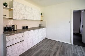 Seaside - House - Sleeps 10 - Parking - Garden