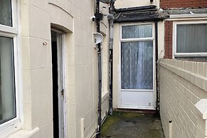 Seaside - House - Sleeps 10 - Parking - Garden