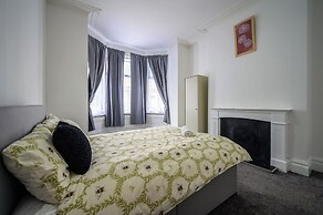Seaside - House - Sleeps 10 - Parking - Garden