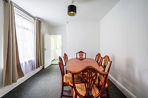 Seaside - House - Sleeps 10 - Parking - Garden