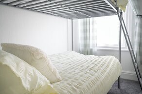 Seaside - House - Sleeps 10 - Parking - Garden