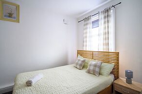 Seaside - House - Sleeps 10 - Parking - Garden