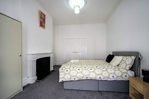 Seaside - House - Sleeps 10 - Parking - Garden
