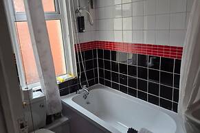 Seaside - House - Sleeps 10 - Parking - Garden