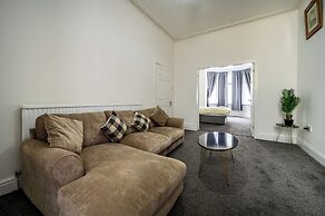 Seaside - House - Sleeps 10 - Parking - Garden