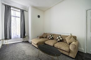 Seaside - House - Sleeps 10 - Parking - Garden