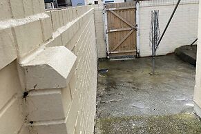 Seaside - House - Sleeps 10 - Parking - Garden