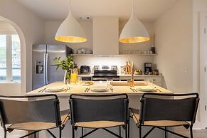 The Outrider by AvantStay Chic Stay Close to Broadway