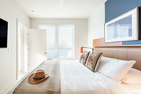 The Outrider by AvantStay Chic Stay Close to Broadway