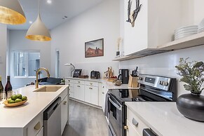 The Outrider by AvantStay Chic Stay Close to Broadway