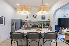 The Outrider by AvantStay Chic Stay Close to Broadway