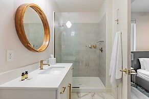 The Outrider by AvantStay Chic Stay Close to Broadway