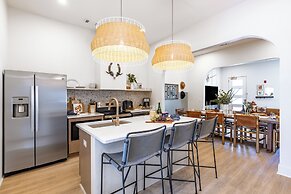 The Outrider by AvantStay Chic Stay Close to Broadway