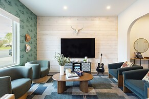 The Outrider by AvantStay Chic Stay Close to Broadway