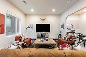 The Outrider by AvantStay Chic Stay Close to Broadway