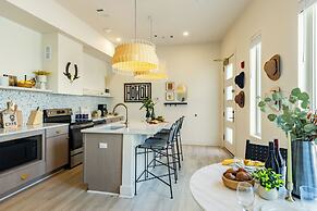 The Outrider by AvantStay Chic Stay Close to Broadway