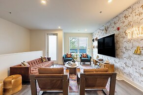 The Outrider by AvantStay Chic Stay Close to Broadway