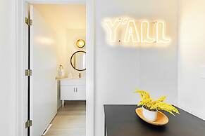 The Outrider by AvantStay Chic Stay Close to Broadway