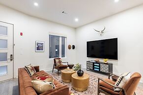 The Outrider by AvantStay Chic Stay Close to Broadway