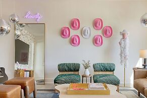 The Outrider by AvantStay Chic Stay Close to Broadway