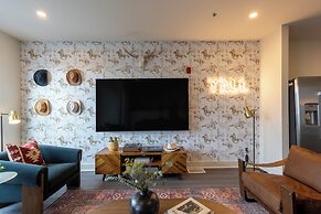 The Outrider by AvantStay Chic Stay Close to Broadway