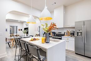 The Outrider by AvantStay Chic Stay Close to Broadway