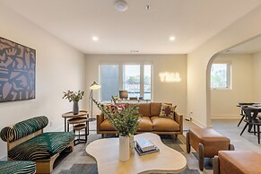 The Outrider by AvantStay Chic Stay Close to Broadway