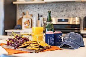 The Outrider by AvantStay Chic Stay Close to Broadway