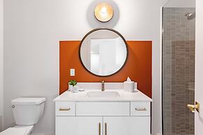 The Outrider by AvantStay Chic Stay Close to Broadway