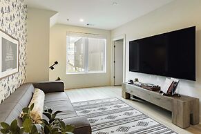 The Outrider by AvantStay Chic Stay Close to Broadway